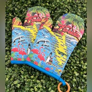 BNWT Colourful Florida Oven Mitts